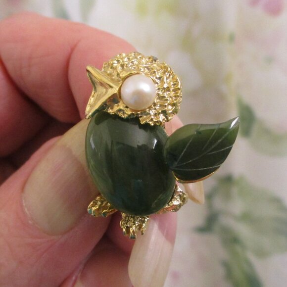 SWOBODA Gemstone Gold Bird Brooch ~ VINTAGE Jade Pearl Gold Plate Chick Brooch - Picture 1 of 15